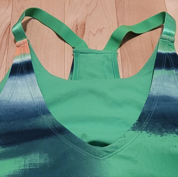 Oakley tank top with build in sports bra - Picture 3 of 7